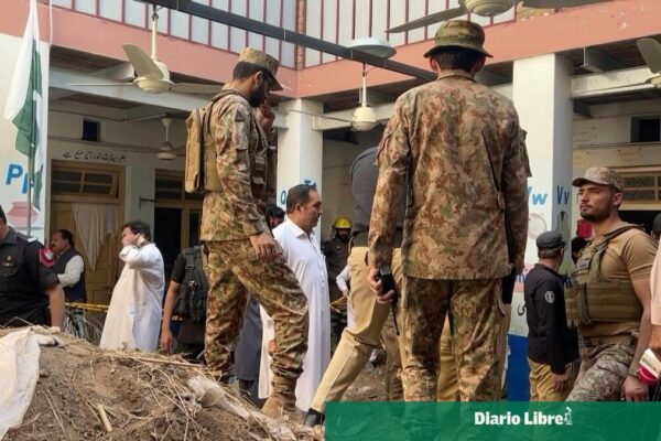 Tragedia en Peshawar: 32 estudiantes y una profesora pierden la vida tras el colapso de un techo