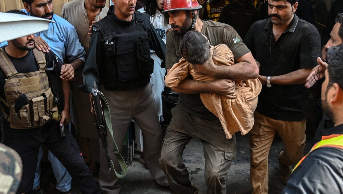 Tragedia en Pakistán: Colapso de Techo Escolar Causa la Muerte de 32 Niños