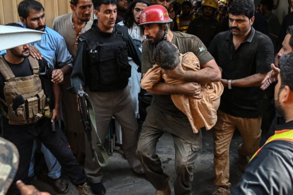 Tragedia en Pakistán: Colapso de Techo Escolar Causa la Muerte de 32 Niños