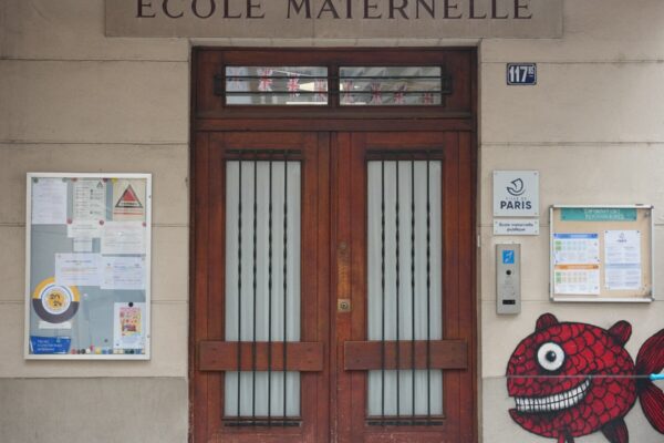 La Crisis de Abuso Sexual en las Escuelas Públicas de París