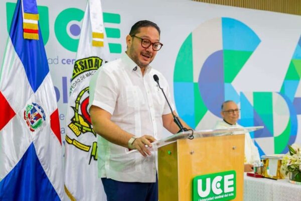 La UCE Celebra su 56.º Aniversario Enfatizando Logros Académicos y Sociales
