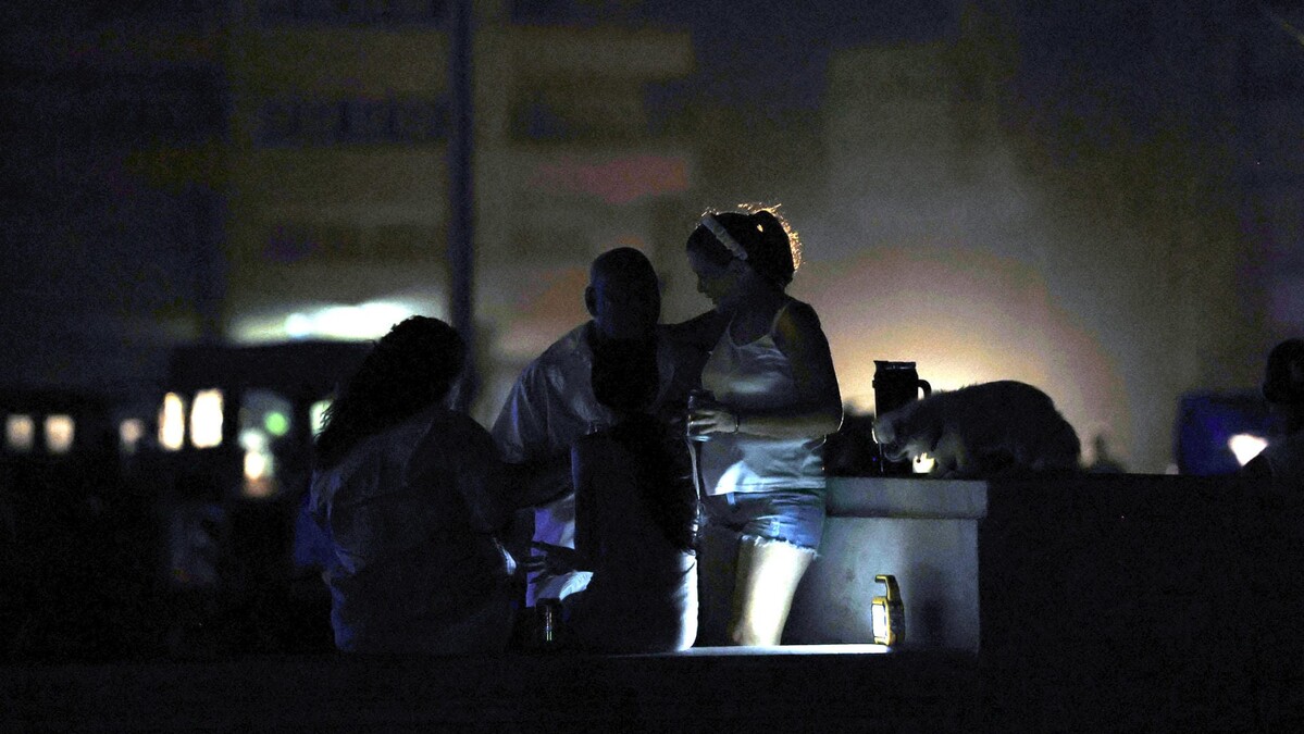 Cuba enfrenta un incendio en termoeléctrica y registra récord de apagones