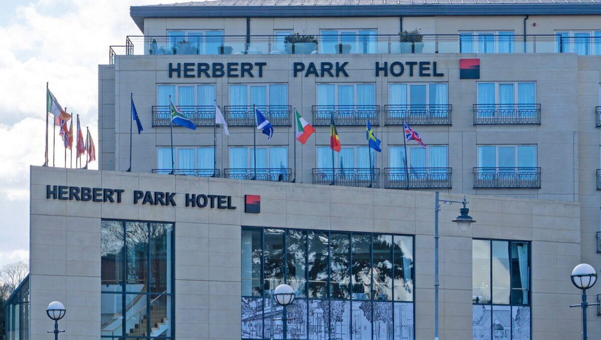 Hotel en Dublín Acusado de Cancelar Reservas para un Evento Contra el Antisemitismo