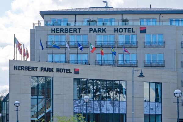 Hotel en Dublín Acusado de Cancelar Reservas para un Evento Contra el Antisemitismo
