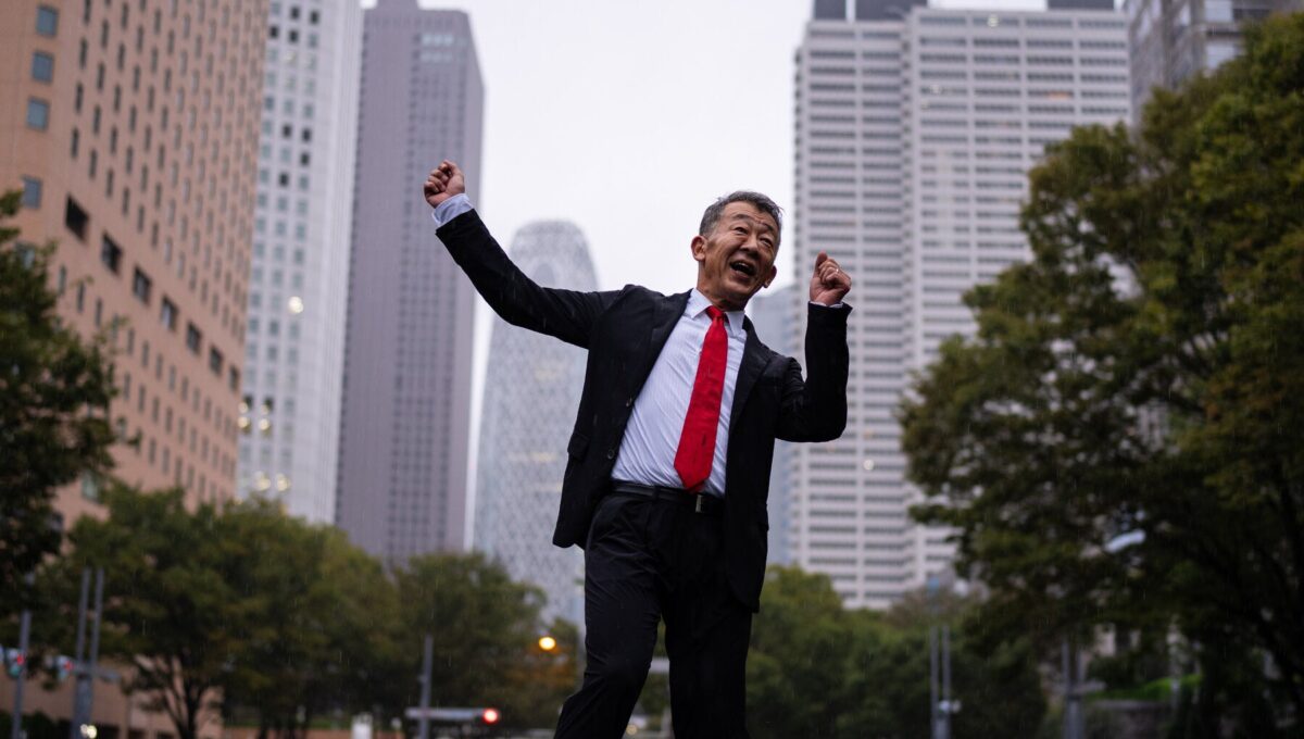 Un Empleado Japonés se Vuelve Viral al Burlarse de la Cultura Conservadora de Japón