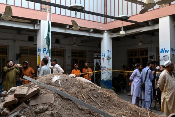 Colapso Mortal de Techo en Escuela de Pakistán Genera Interrogantes Sobre Regulaciones de Seguridad