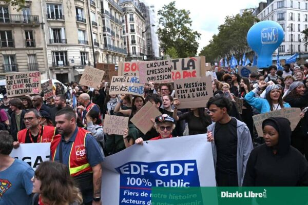 Incendios y Saqueos en Francia Durante Protestas por el Aumento del Costo de Vida