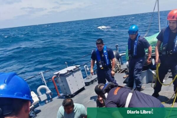 Ecuador intensifica la búsqueda de 14 tripulantes tras naufragio en el Pacífico