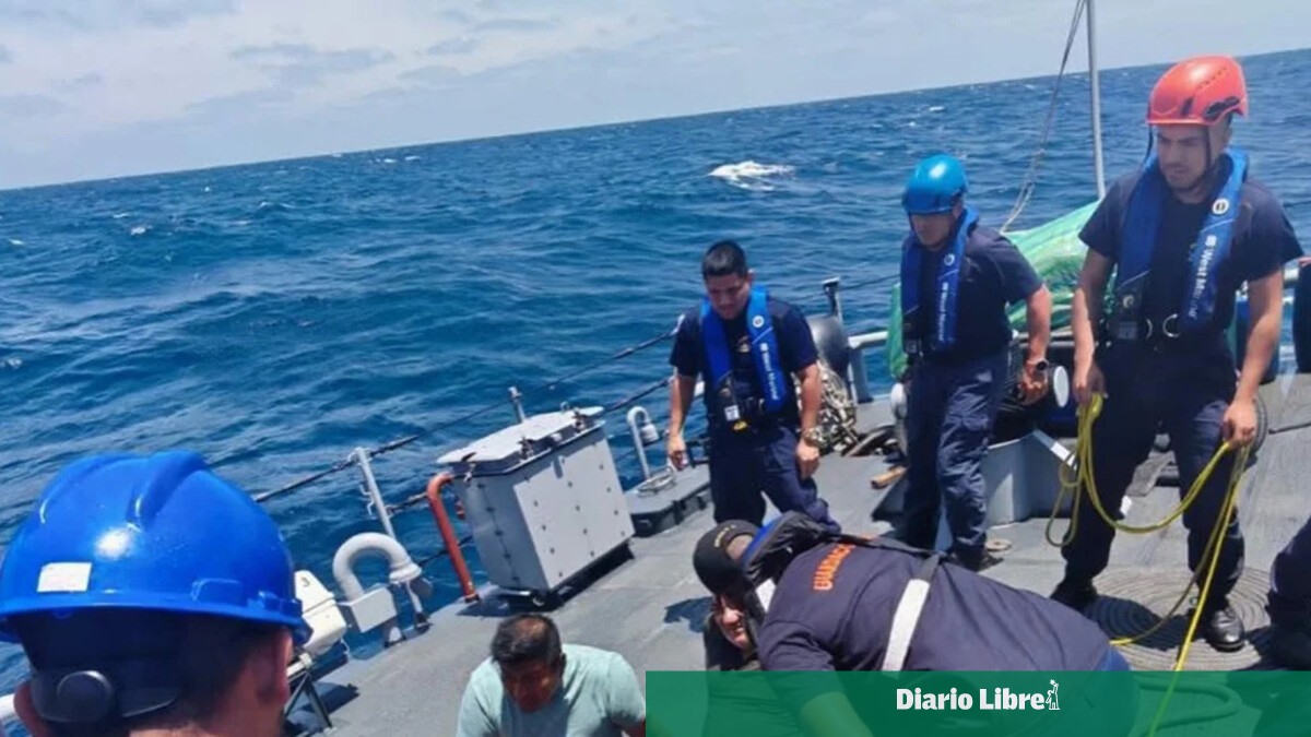 Ecuador intensifica la búsqueda de 14 tripulantes tras naufragio en el Pacífico