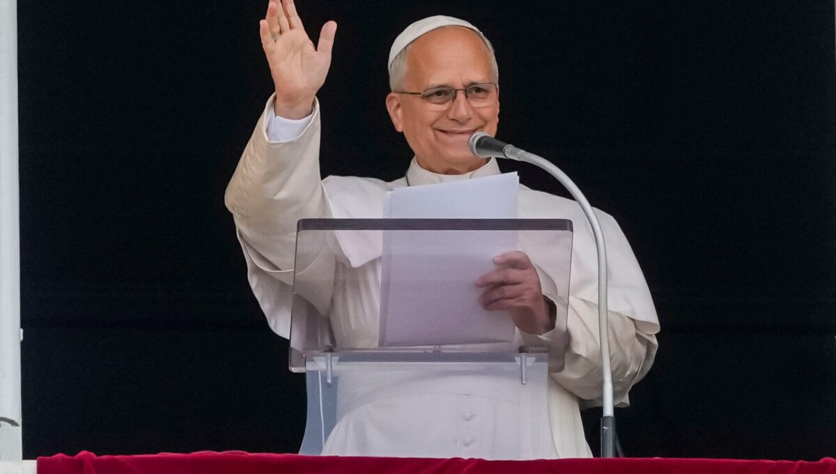 El Papa León se Dirige a los Fieles un Día Después de Abandonar el Hospital