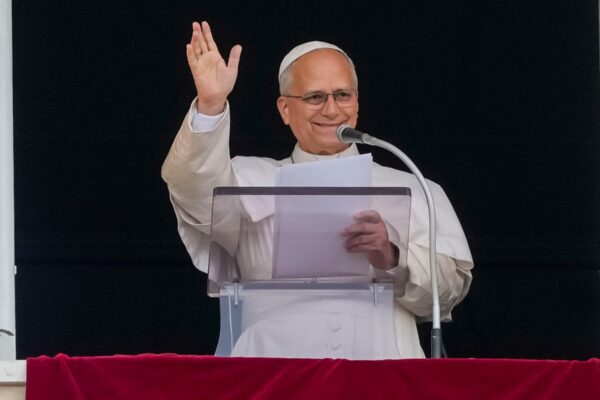 El Papa León se Dirige a los Fieles un Día Después de Abandonar el Hospital