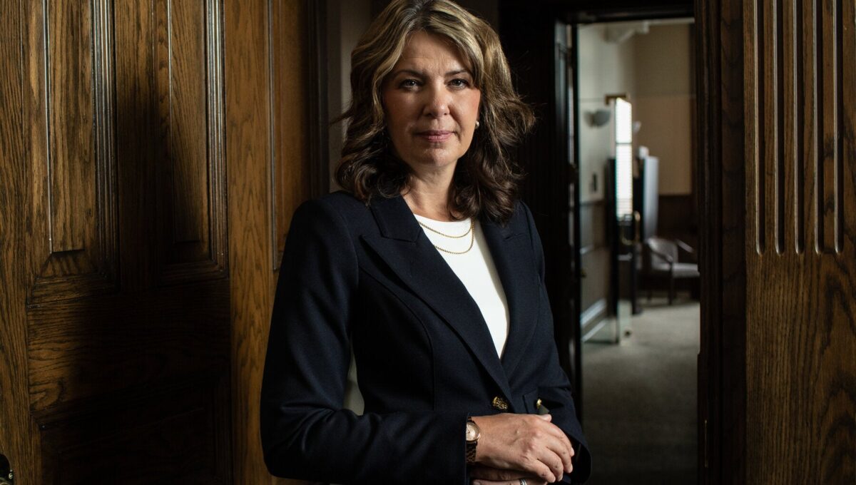 Alberta Enfrenta un Referéndum sobre el Separatismo, Mientras la Premier Danielle Smith Aísla a Ambos Lados
