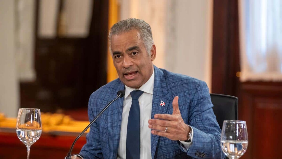 Joel Santos aclara aumentos en la factura eléctrica sin cambios en tarifas