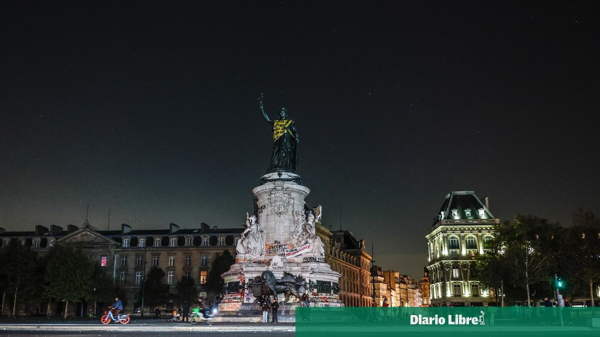 Francia impone toques de queda en París y otras ciudades para frenar disturbios