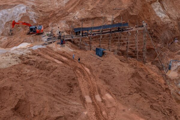Colapsa mina de oro en Colombia, dejando un saldo de 14 fallecidos