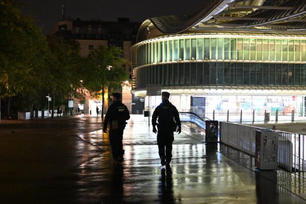 Francia Ampliará Toques de Queda Tras Noches de Disturbios