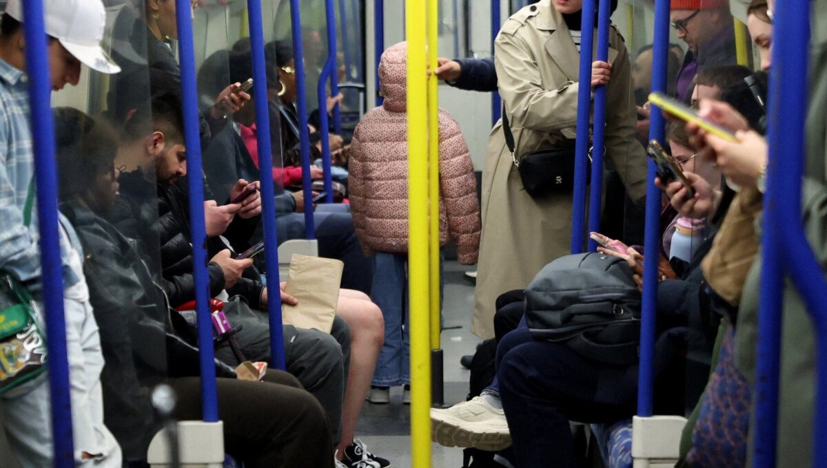Campaña en el Reino Unido contra el uso de dispositivos de audio sin auriculares en trenes