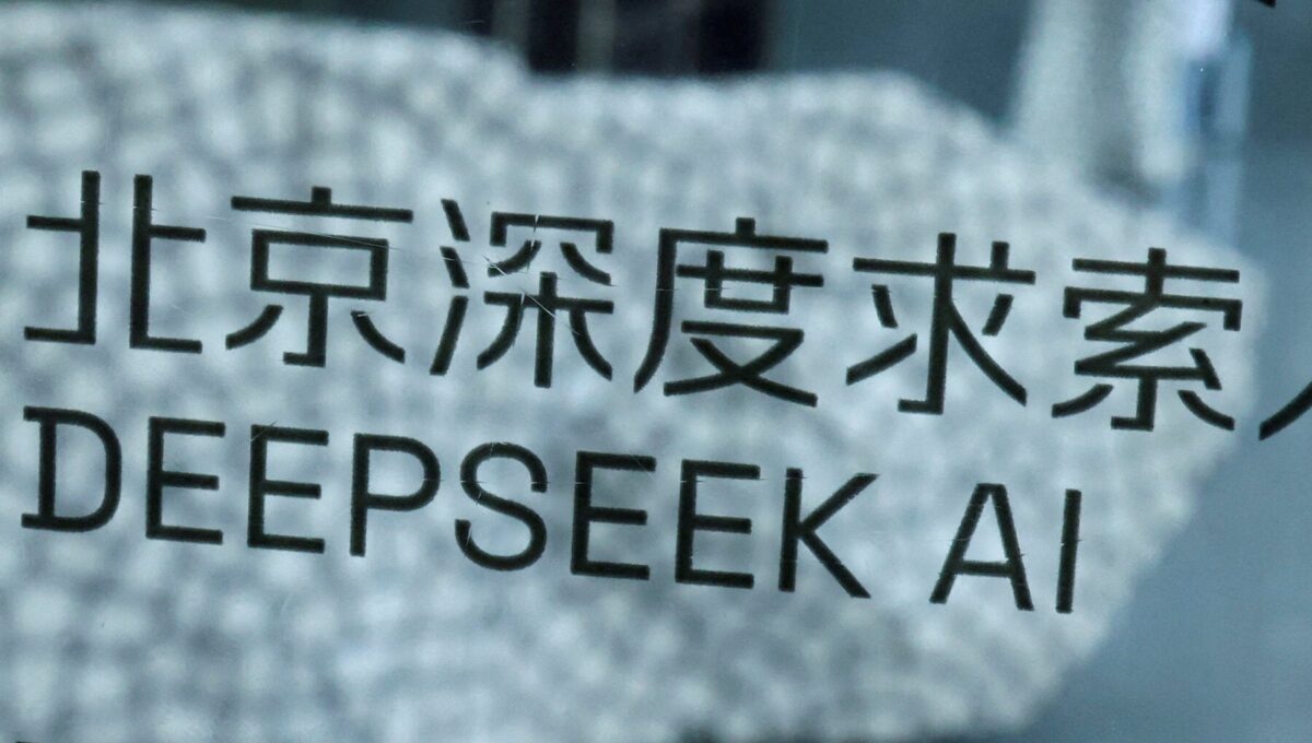 China Cuestiona la Prohibición de EE. UU. sobre DeepSeek A.I. en Sistemas Gubernamentales