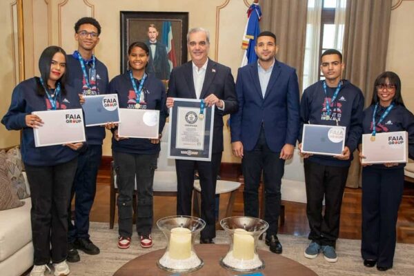 Abinader Reconoce a Estudiantes que Rompieron Récord Mundial de Lectura