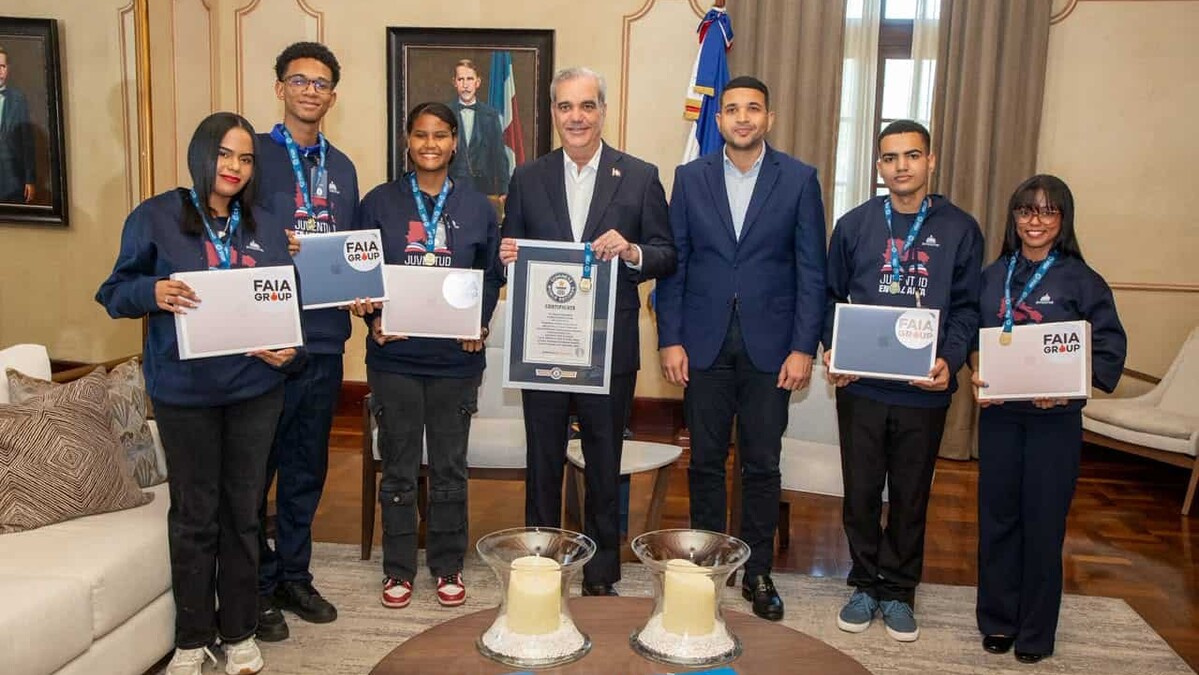 Abinader Reconoce a Estudiantes que Rompieron Récord Mundial de Lectura