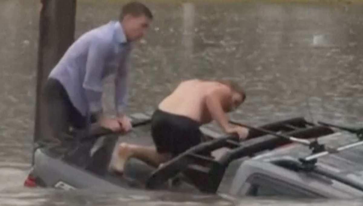 Un Reportero de Australia Salta al Agua para Rescatar a un Hombre en Peligro