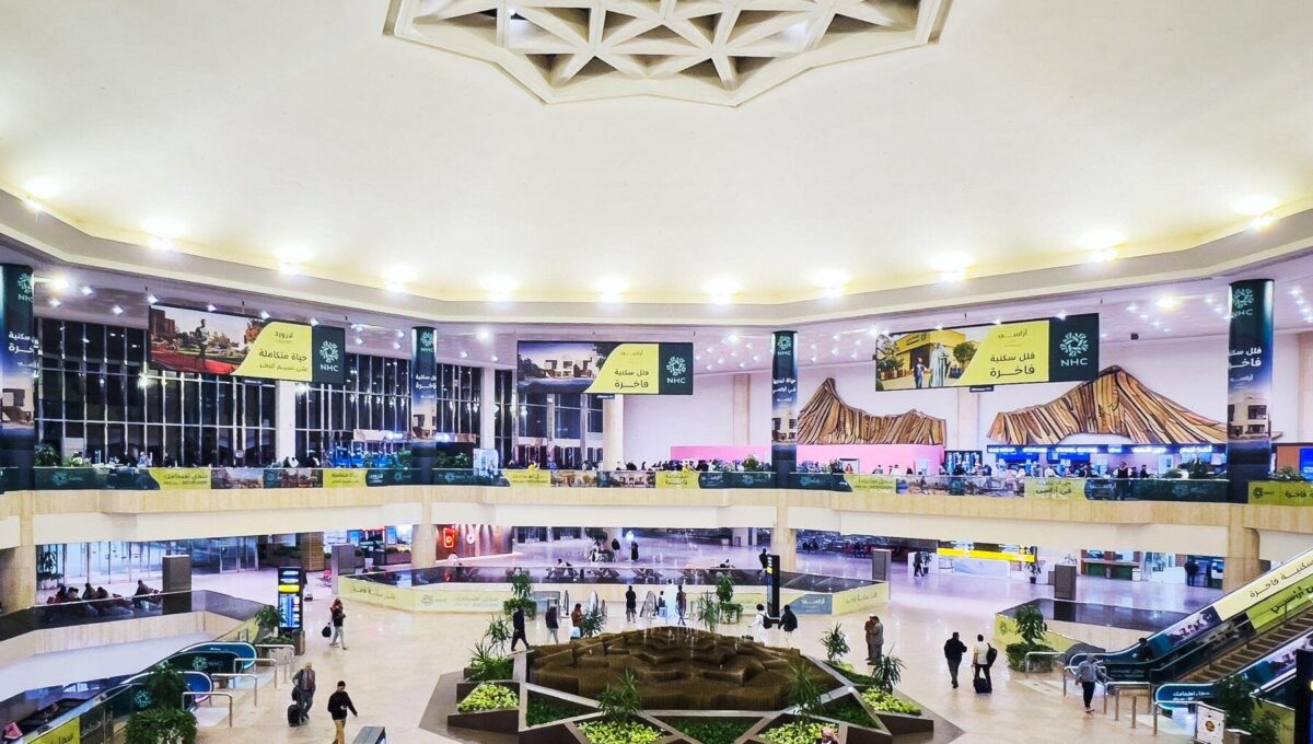 Ataque de los hutíes en un aeropuerto saudí deja dos muertos mientras EE.UU. ordena la salida de algunos diplomáticos
