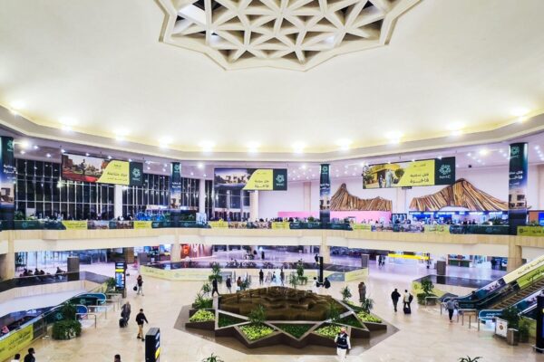 Ataque de los hutíes en un aeropuerto saudí deja dos muertos mientras EE.UU. ordena la salida de algunos diplomáticos