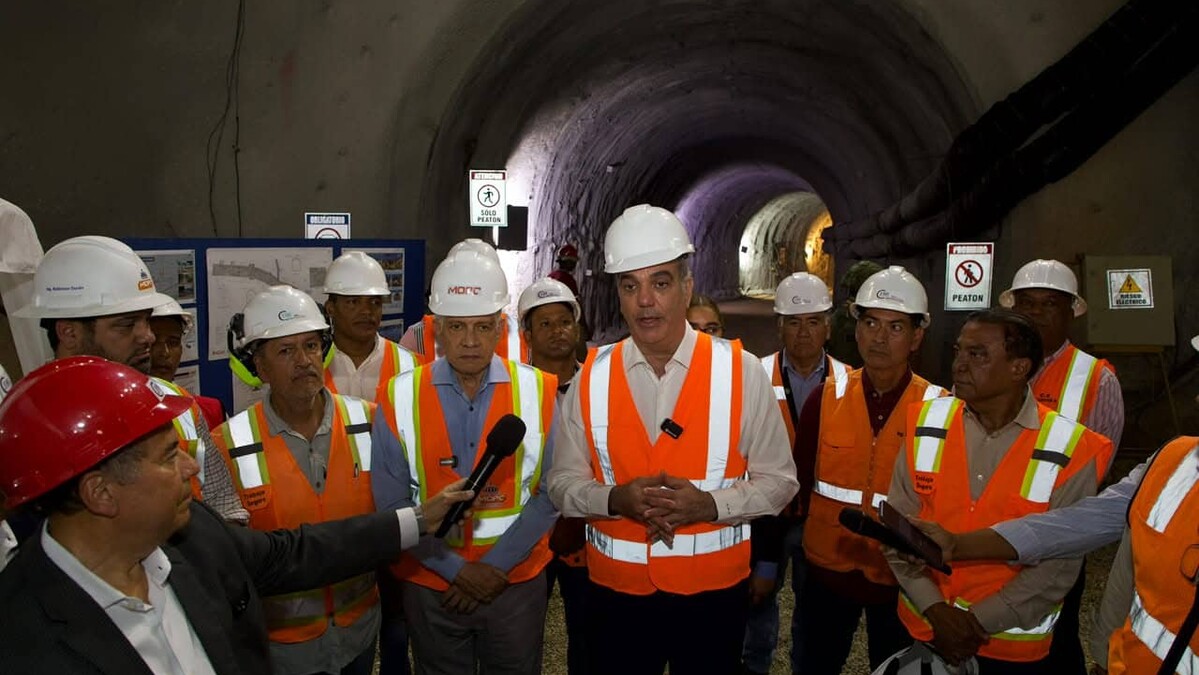 Abinader supervisa la construcción de un túnel pluvial en la avenida Luperón