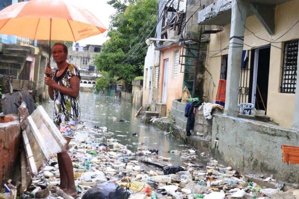 Evite sacar basura a las calles para prevenir inundaciones en el Gran Santo Domingo