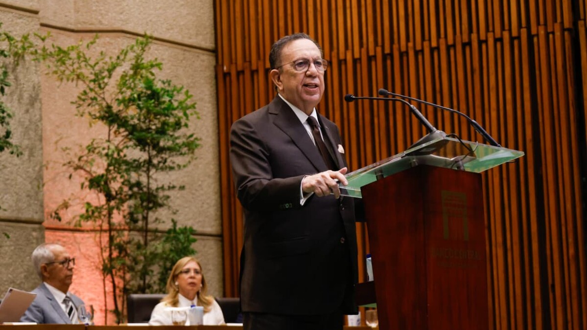 Valdez Albizu destaca la disminución del déficit cuasifiscal en el Banco Central
