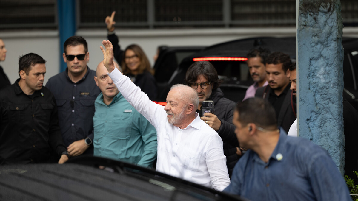 Lula ejerce su voto en las elecciones brasileñas y defiende los logros del pueblo