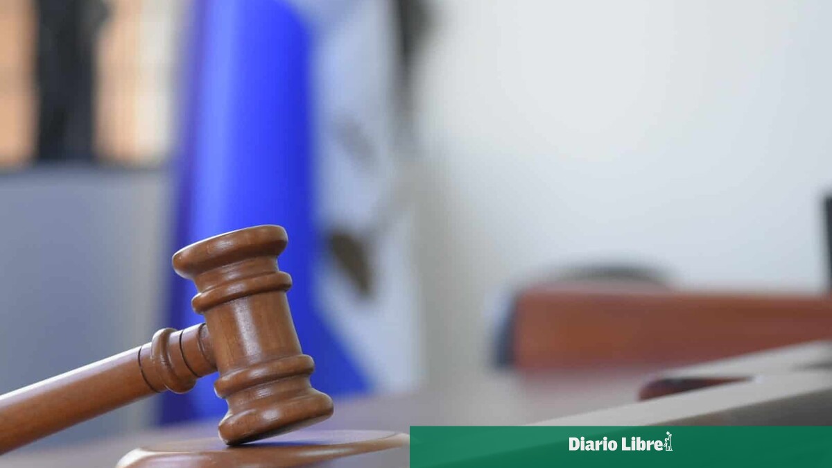 Condenan a mujer implicada en la venta de municiones de la Policía a haitianos