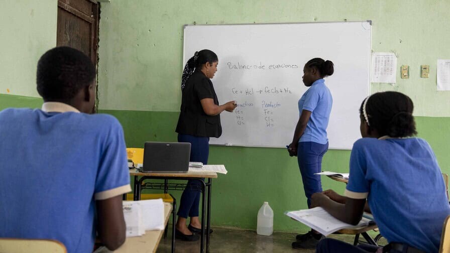 Más de 4,000 docentes quedan excluidos de pagos retroactivos por calificaciones bajas