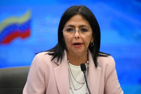 Delcy Rodríguez critica a María Corina Machado por su regreso a Venezuela
