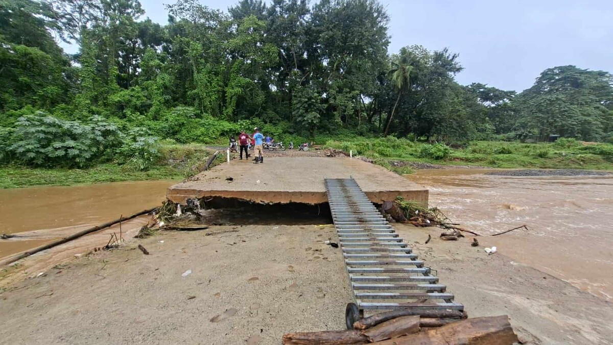 Lluvias provocan el colapso de un puente en construcción en Monte Plata